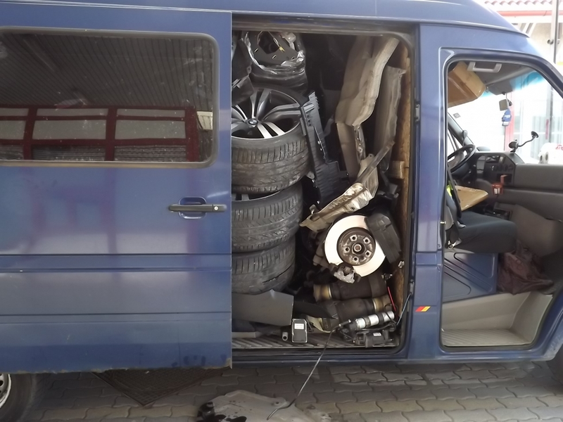 Illustration for article titled Here's Proof You Can Fit An Entire BMW X6 Into A Van